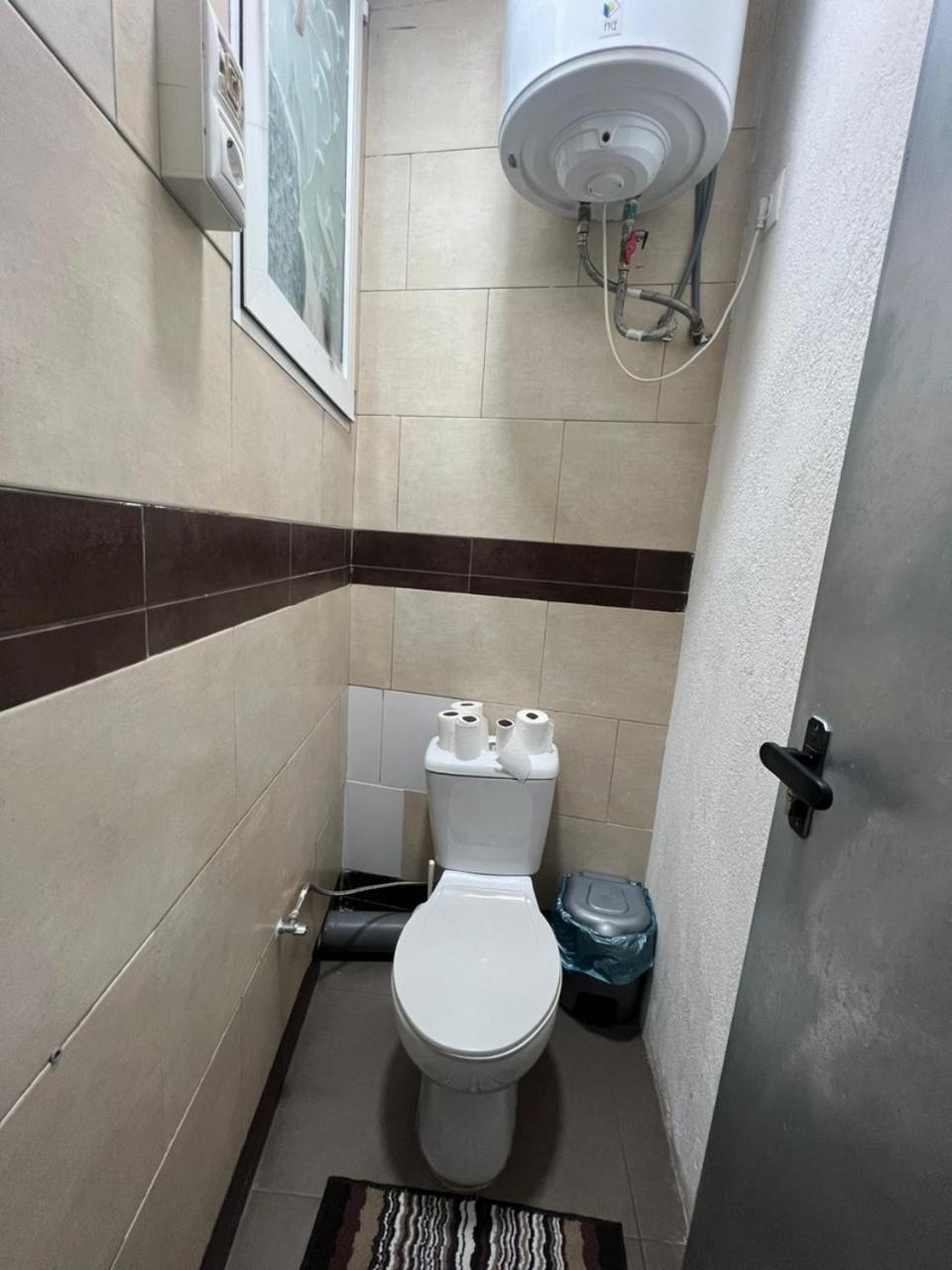 Hostal Milan Alicante Exterior foto A toilet in a hotel