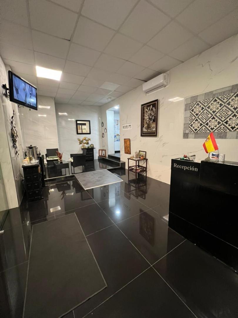 Hostal Milan Alicante Exterior foto Reception