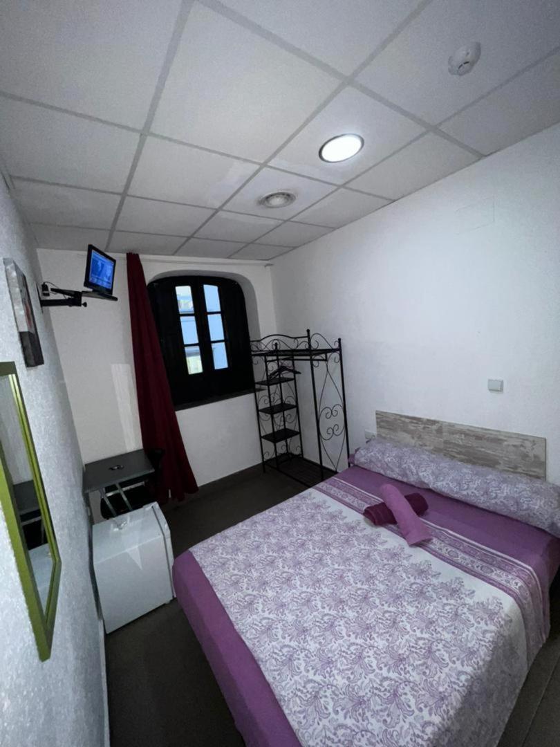 Hostal Milan Alicante Exterior foto A room at the hotel