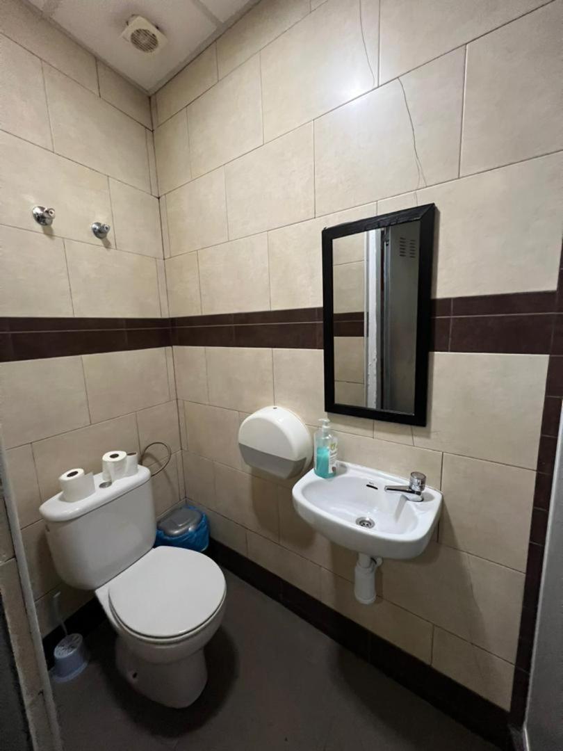Hostal Milan Alicante Exterior foto Bathroom in a hotel