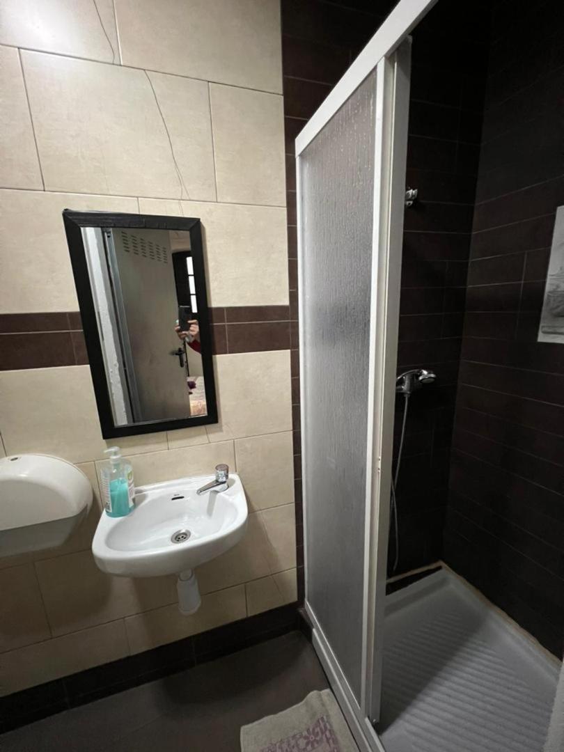 Hostal Milan Alicante Exterior foto Bathroom in a hotel