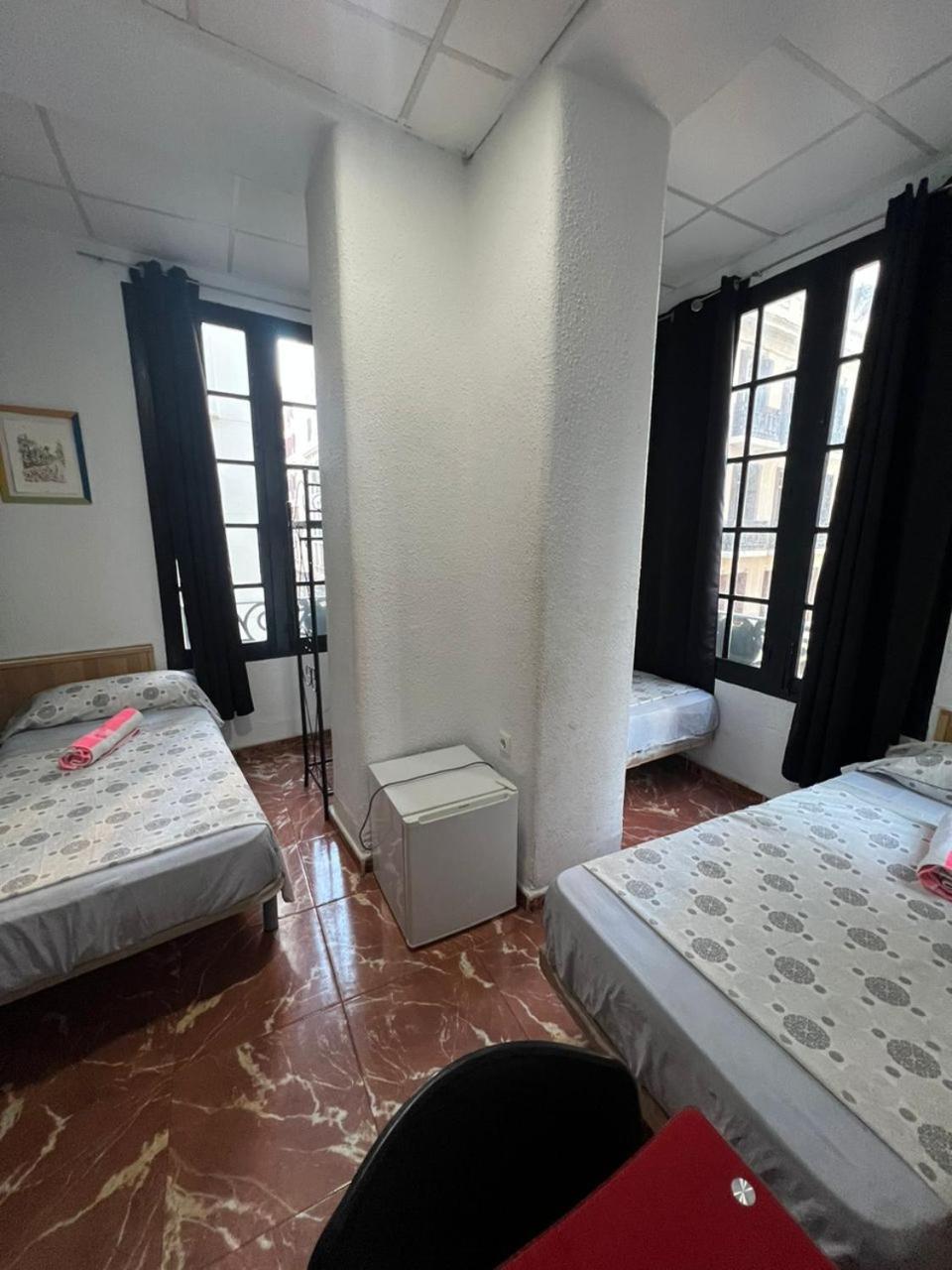 Hostal Milan Alicante Exterior foto A typical room at a hostal in Spain