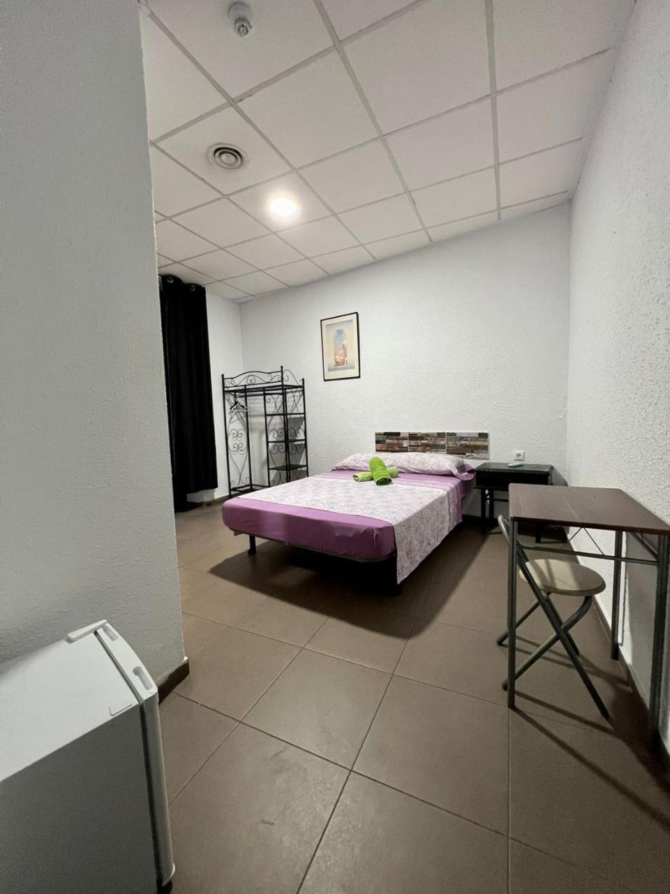 Hostal Milan Alicante Exterior foto A room in a youth hostel