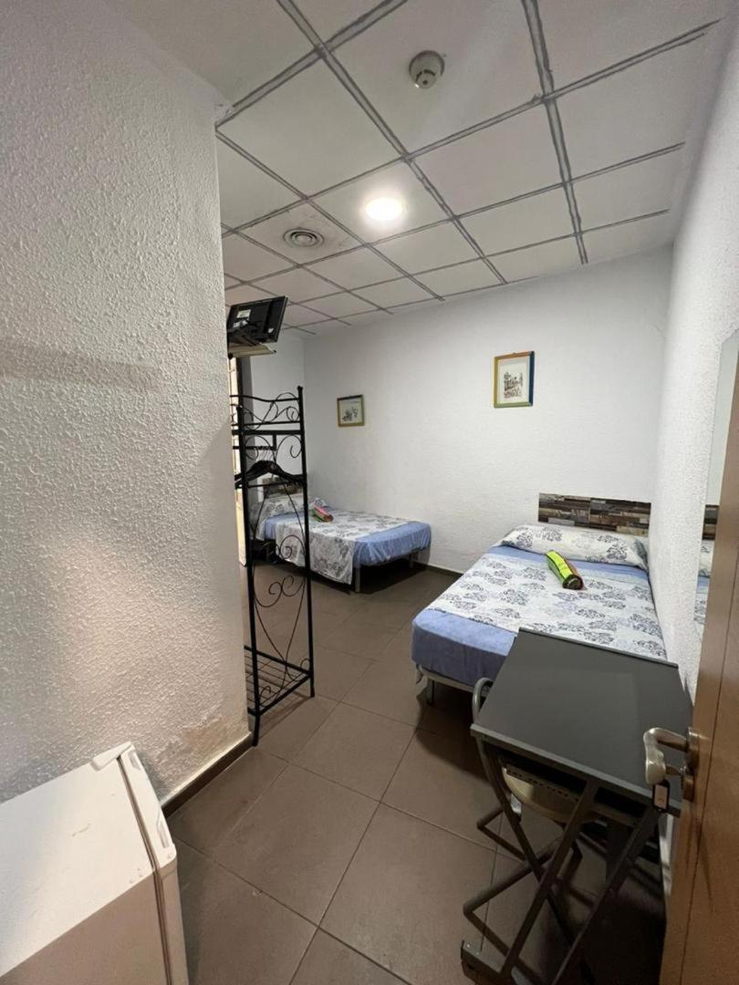 Hostal Milan Alicante Exterior foto A room at a love hotel in Tokyo