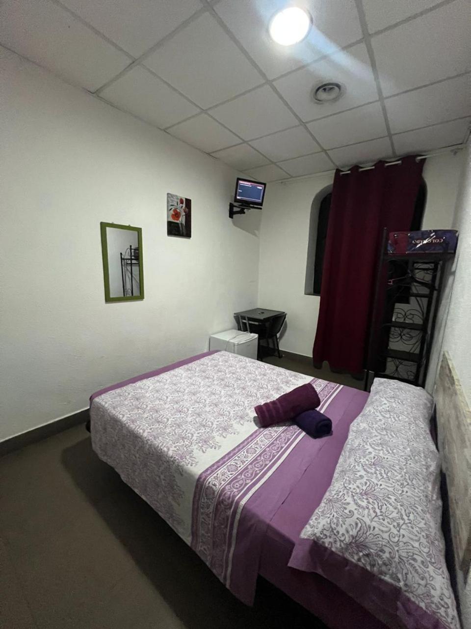 Hostal Milan Alicante Exterior foto A typical room in a love hotel